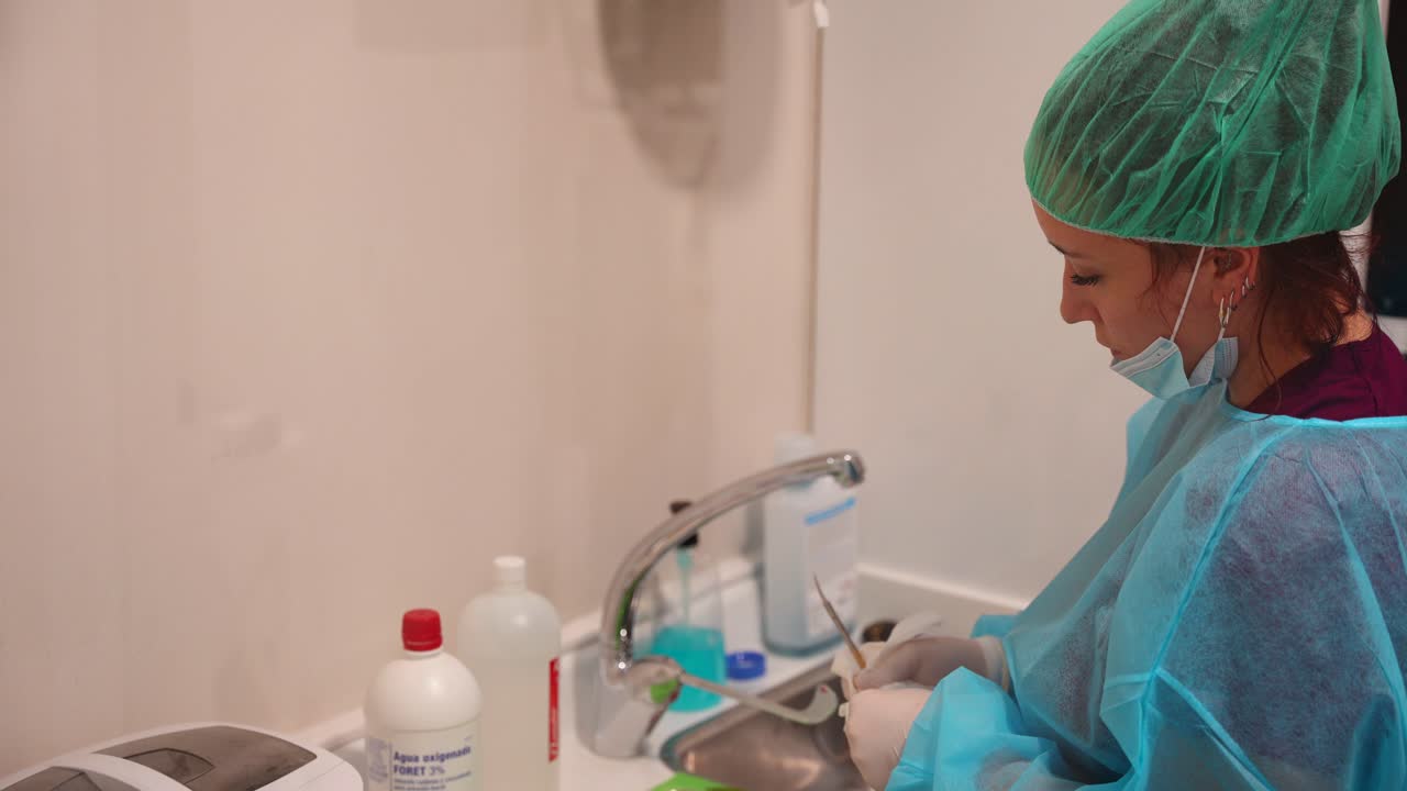 disparo de mano de las herramientas de secado del asistente del dentista después de la esterilización, limpieza, 4k