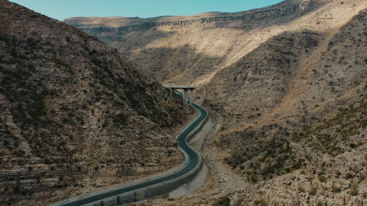 파키스탄 먼로 요새에서 일출 시 사막의 산 쪽에 있는 구불구불한 도로의 공중 전망
