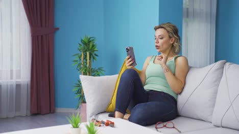 mujer chateando en línea. tiempo libre.