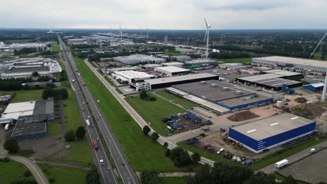 Belebte-Autobahn,-Die-Durch-Das-Gewerbegebiet-Der-Stadt-Führt,-Luftaufnahme