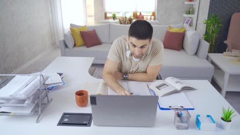 un estudiante feliz estudiando su lección en una computadora portátil.