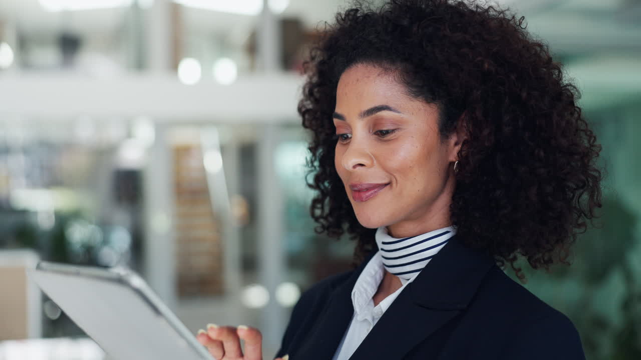 mujer de negocios usando una tableta