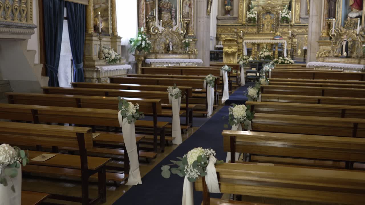 elegante interior de la iglesia decorado con flores blancas y tela para una ceremonia de boda