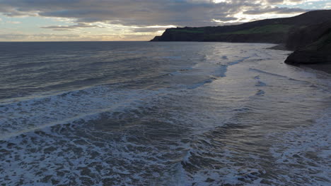 Aufnahme-Einer-Drohnenaufnahme-Der-Küste-Der-North-Yorkshire-Cliffs-Bei-Sonnenaufgang