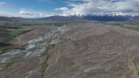 Dry-riverbed-along-the-Omarama-Clay-Cliffs,-New-Zealand