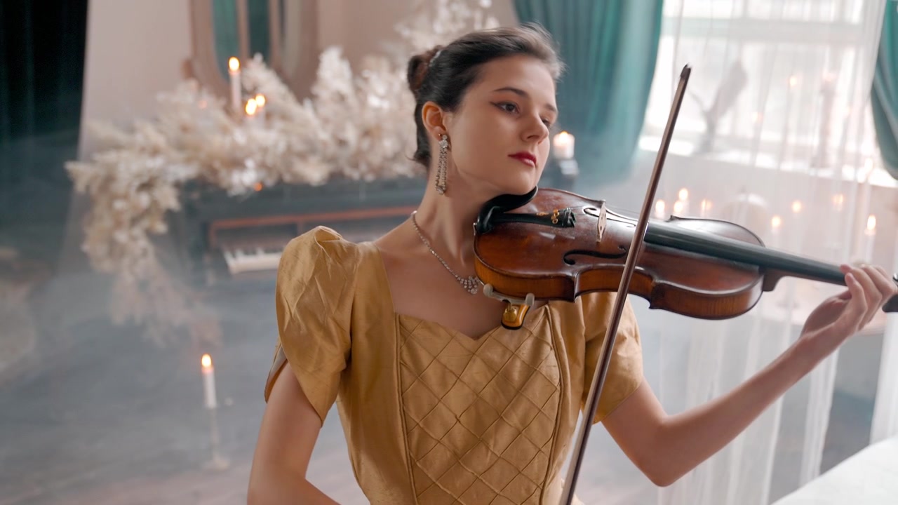 Elegante giovane donna che suona il violino in un'ambientazione da studio classico