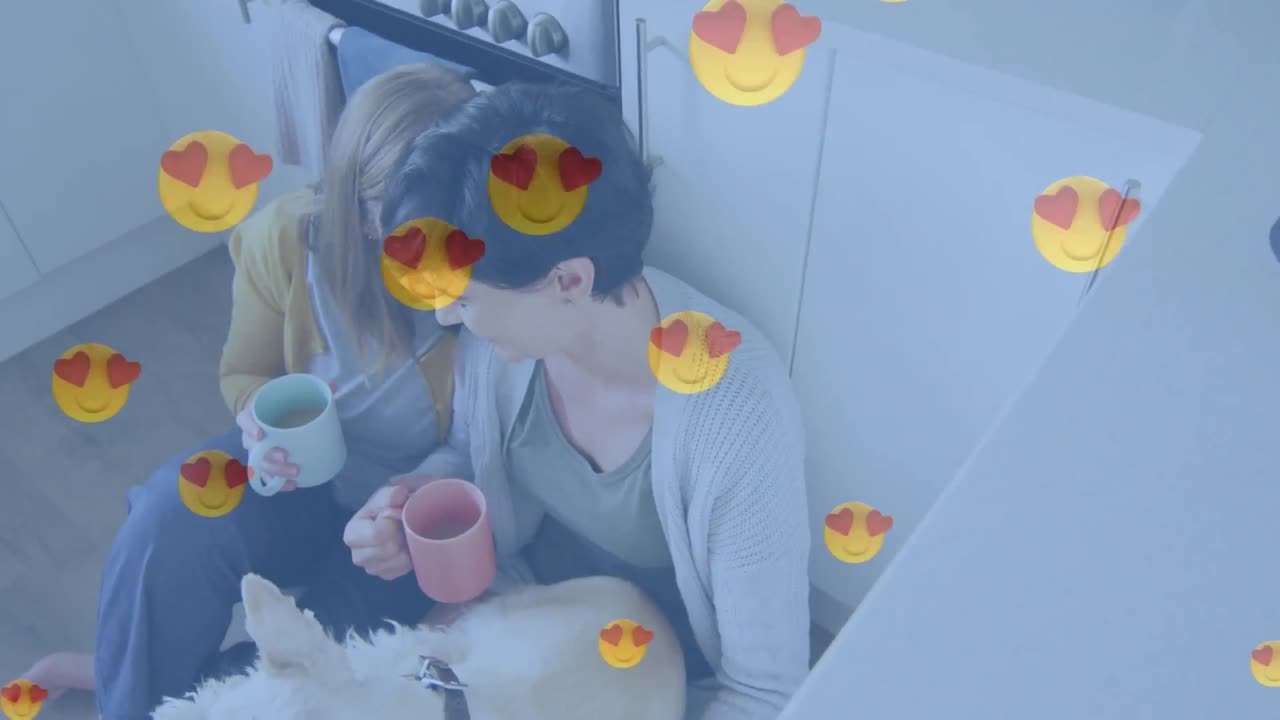 анимация значков красного сердца эмодзи над женской парой с домашней собакой