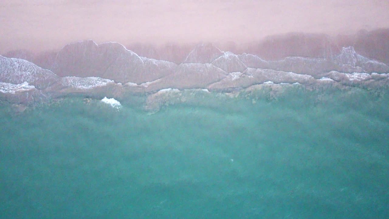 avión no tripulado volando sobre la increíble bahía de la costa de phuket en tailandia