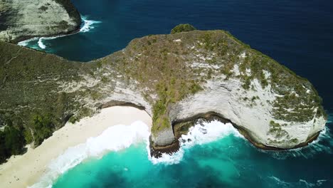 Tiro-Droen-Girando-Lentamente-Y-Revelando-Los-Hermosos-Acantilados-De-La-Playa-De-Kelingking-En-La-Isla-De-Nusa-Penida,-Indonesia