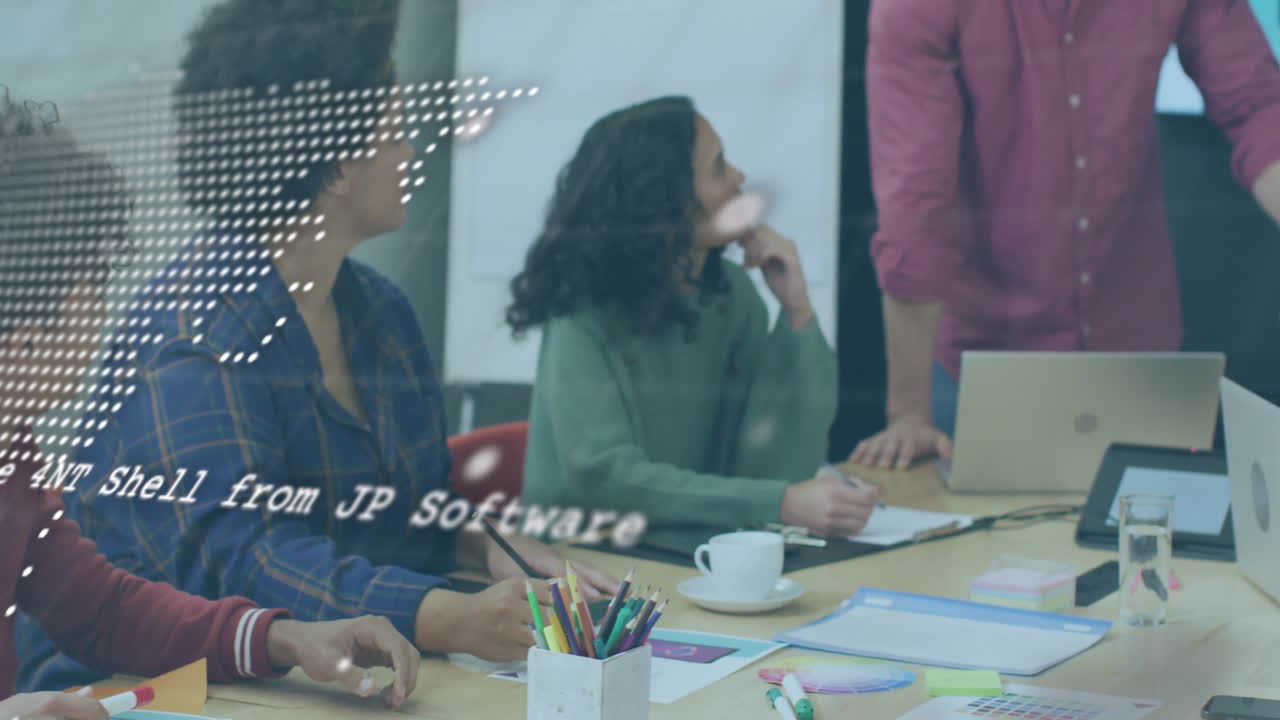 animación del mapa del mundo y procesamiento de datos sobre diversas personas de negocios en la oficina