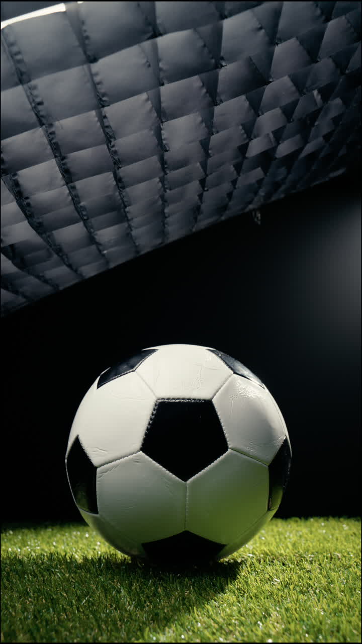 Yeşil çimli sahada final maçı için hazır futbol topu.