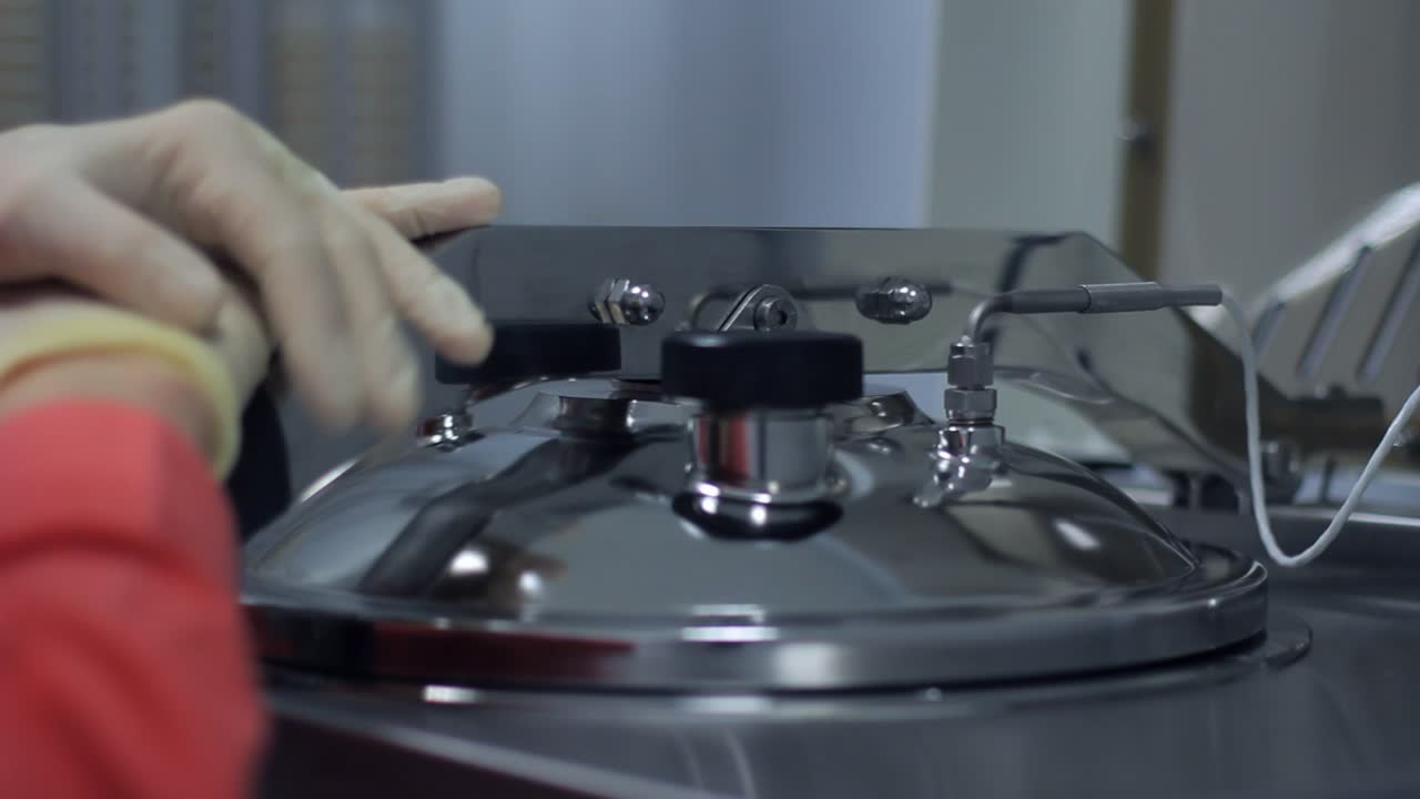 화학 파우더 를 의약품 생산 기계 에 로드 하는 공장 노동자