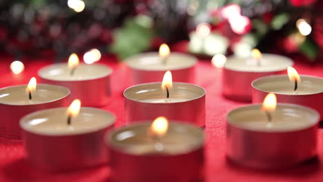 luces de velas decorativas de navidad sobre fondo rojo