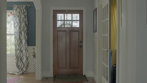 puerta delantera de una elegante casa suburbana con sol y bonitas cortinas