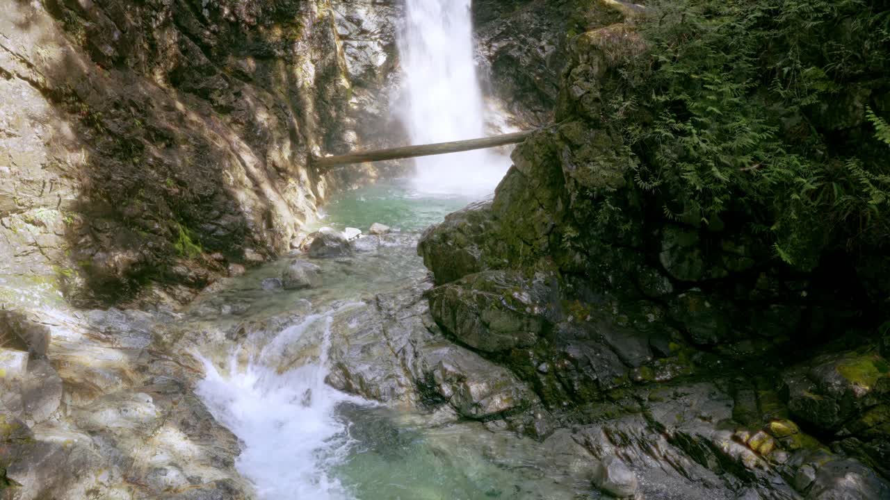 Base di una cascata che confluisce in un fiume