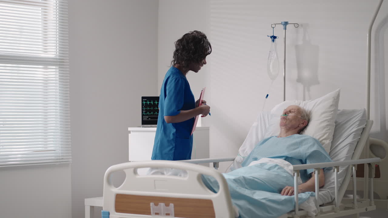 una mujer negra cirujana está hablando con un anciano paciente de sexo masculino acostado en una cama de hospital. una mujer cardióloga especialista en enfermedades infecciosas está hablar con un paciente en la clínica