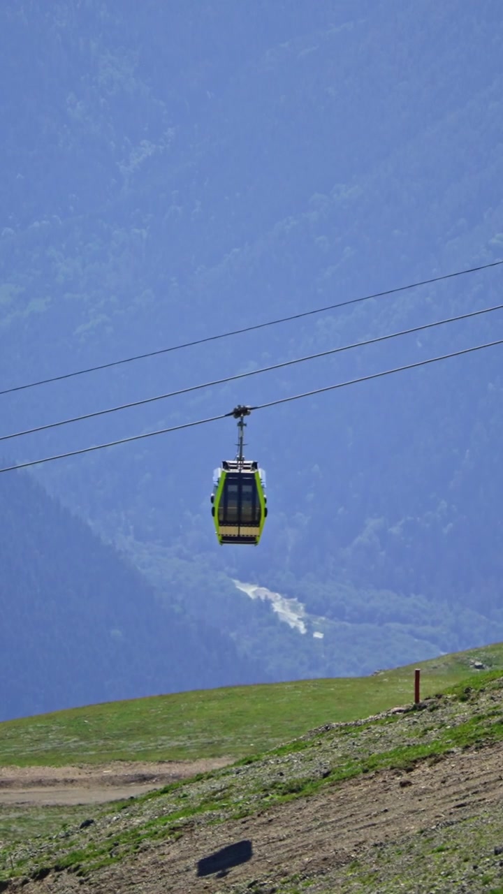 Cabina della gondola che si muove attraverso un paesaggio montano panoramico