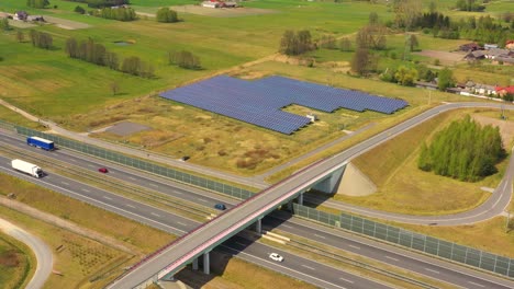 Verkehr-Von-Autos-Und-Lastwagen-Auf-Der-Autobahn-An-Sommertagen---Aufnahme-Von-Oben