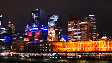 vista del horizonte de melbourne cbd en la noche desde la orilla sur, yarra riverside nighttime, melbourne