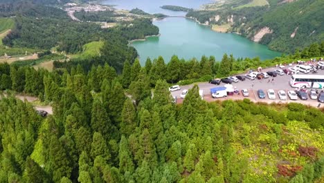 Lake-Sete-Cidades-has-different-colors,-eventhough-its-connected-in-the-middle