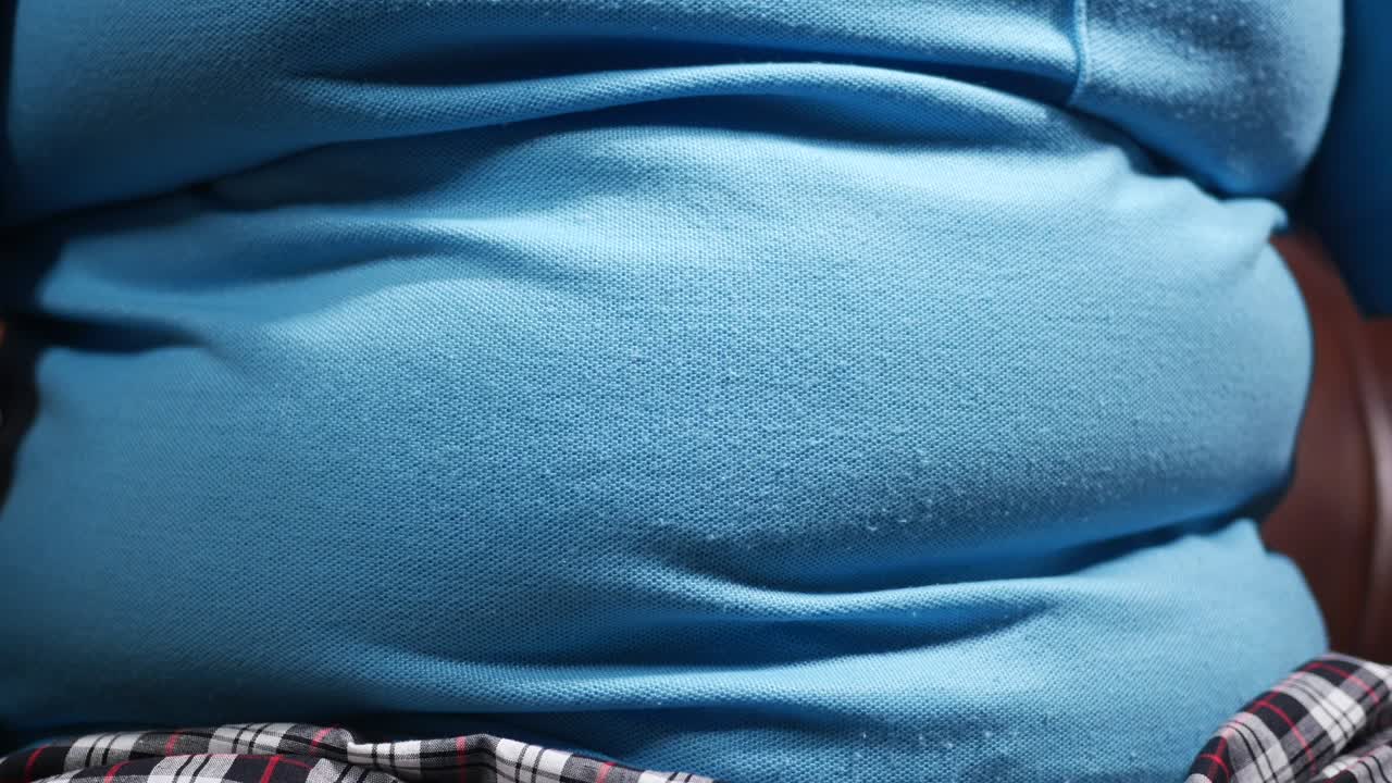 큰 배를 가진 사람의 클로즈업