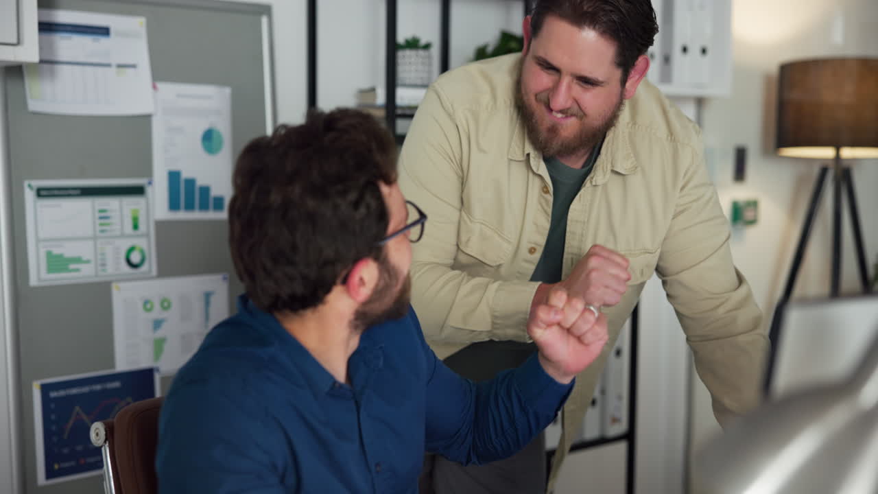 Dois empresários celebrando o sucesso com um toque de punho no escritório