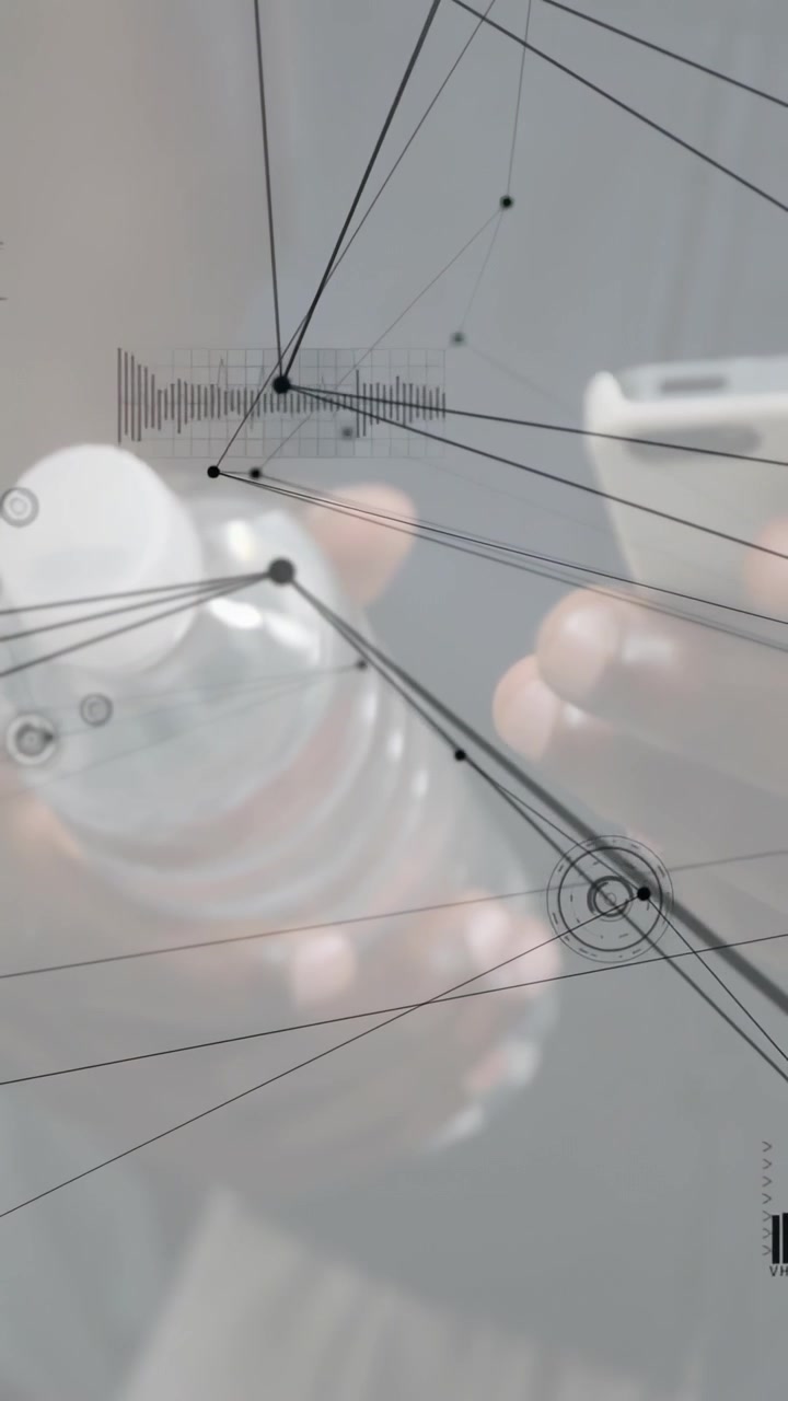 Video vertical: Manos masculinas acercando un teléfono, tocando la pantalla, levantando una botella, con un HUD de TI que enlaza las manos.