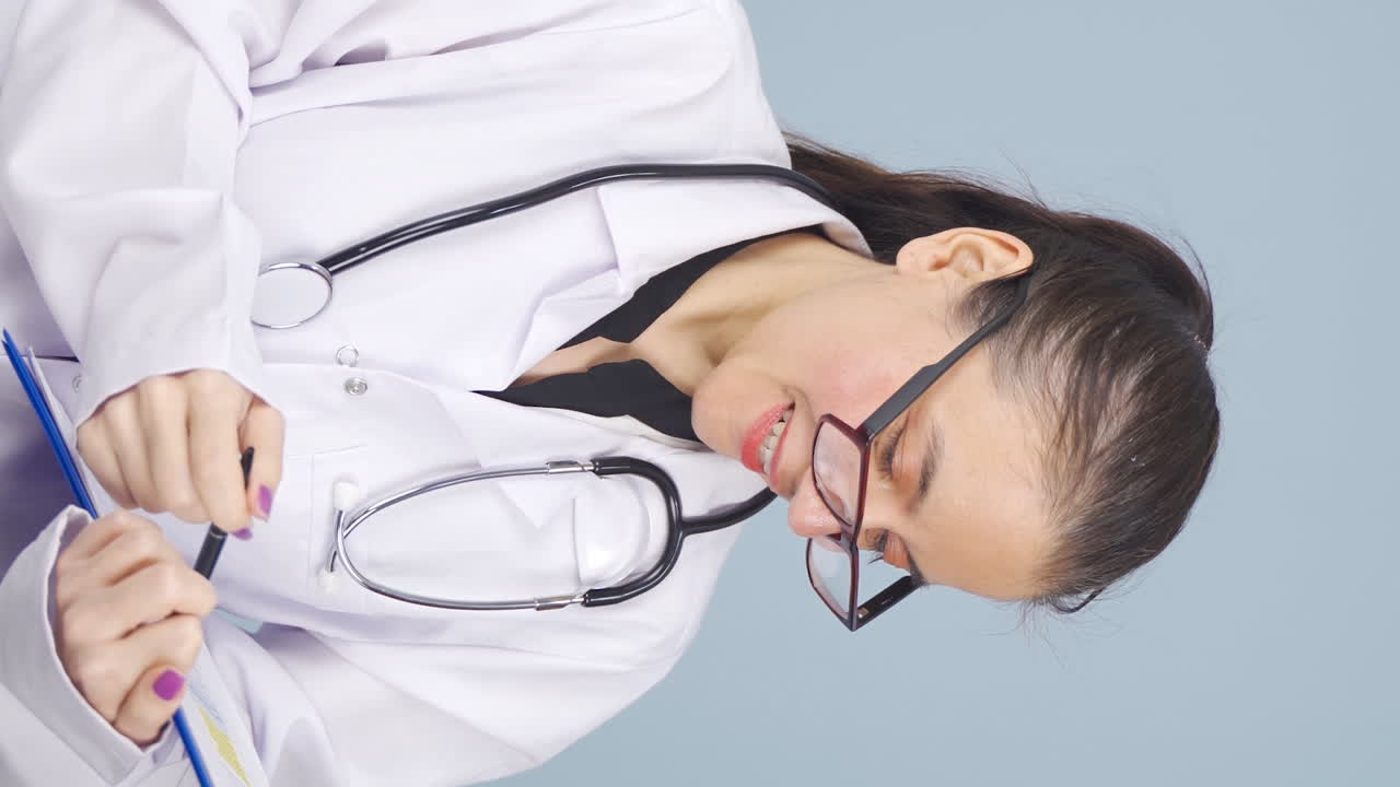 질병에 대한 긍정적 인 결과의 수직 비디오. 의사 이모티콘.