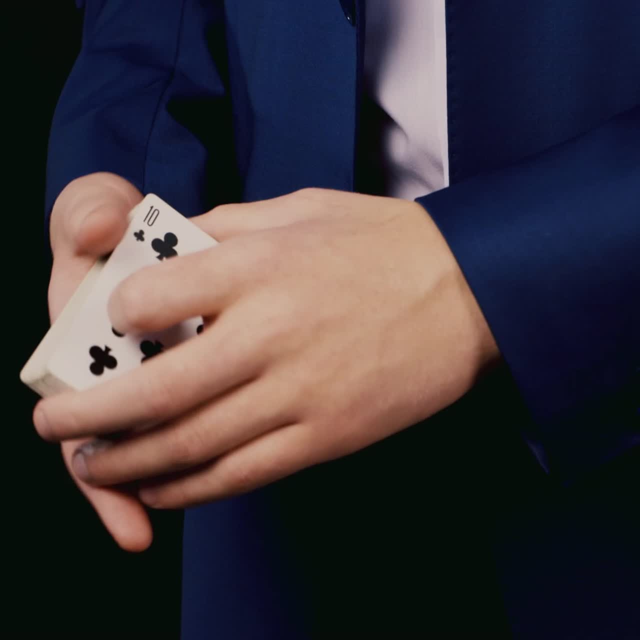 el mago hace trucos con naipes 1