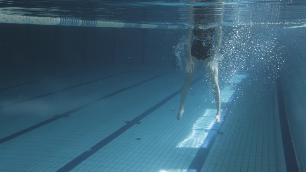 카메라를 보고 녹색 배경에 포즈를 취하는 녹색 스웨터, 귀걸이 및 목걸이를 착용하는 짧은 머리를 가진 금발의 고위 여자