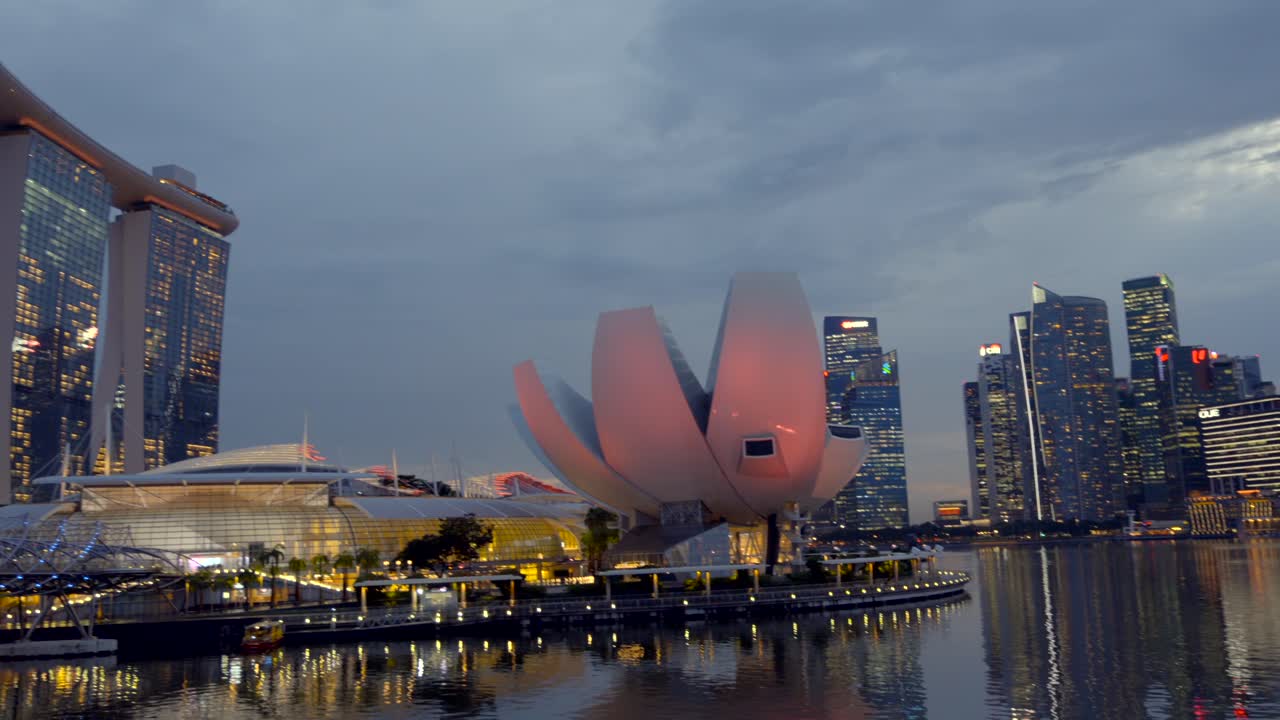 밤 틸트 샷 도시 헬릭스 다리에서 싱가포르 마리나 베이
