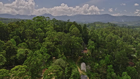 Mirahawatta-Sri-Lanka-Antena-V2-Drone-Cinematográfico-Sobrevuelo-Ladera-Residencial-Capturando-El-Paisaje-De-Tierras-Agrícolas,-Bosques-Selváticos-Y-Vistas-Montañosas---Filmado-Con-Mavic-3-Cine---Abril-De-2023