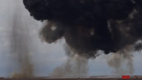 explosión en una playa humo negro uk 4k