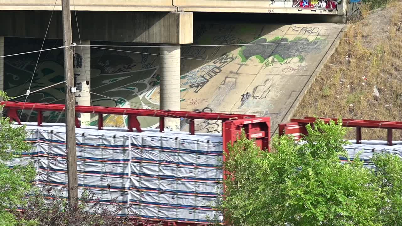 강철의 결단: 열차는  ⁇ 루프의 로스 무어 호수 산불의 안개 속에 우회도로 아래에서 증기를 내고 있습니다.