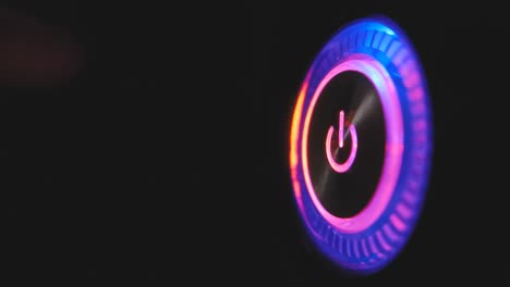 el dedo de una persona presiona el botón de arranque de la computadora. botón de iluminación para encender la computadora en la unidad del sistema. video de bucle macro 4k.