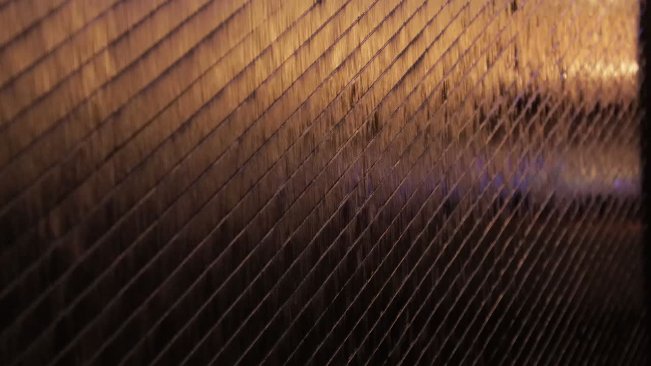 magnífica agua cayendo sobre una pared de ladrillos en el interior del hotel four seasons - filadelfia