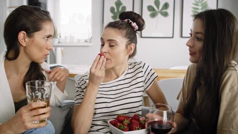 Verkleinern-Sie-Das-Video,-In-Dem-Freunde-Plaudern-Und-Saisonale-Erdbeeren-Essen