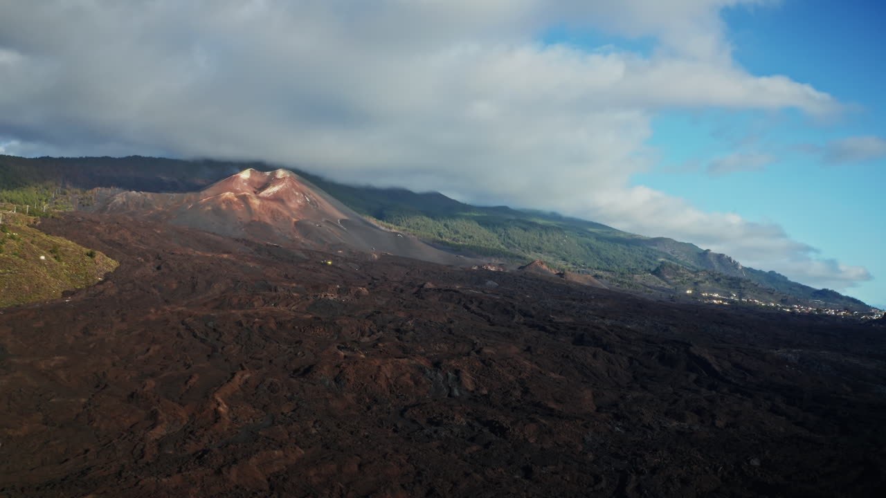 drone aéreo disparado sobre el volcán en erupción de tajogaite en la isla de la palma, islas canarias, españa. alta vista del cráter y el paisaje volcánico de atrás. terreno devastado de la lava.