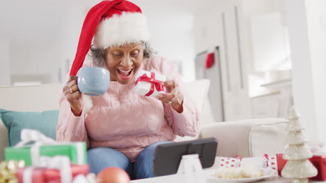 Glückliche-ältere-Afroamerikanische-Frau,-Die-Zu-Weihnachten-Einen-Videoanruf-Mit-Dem-Smartphone-Führt