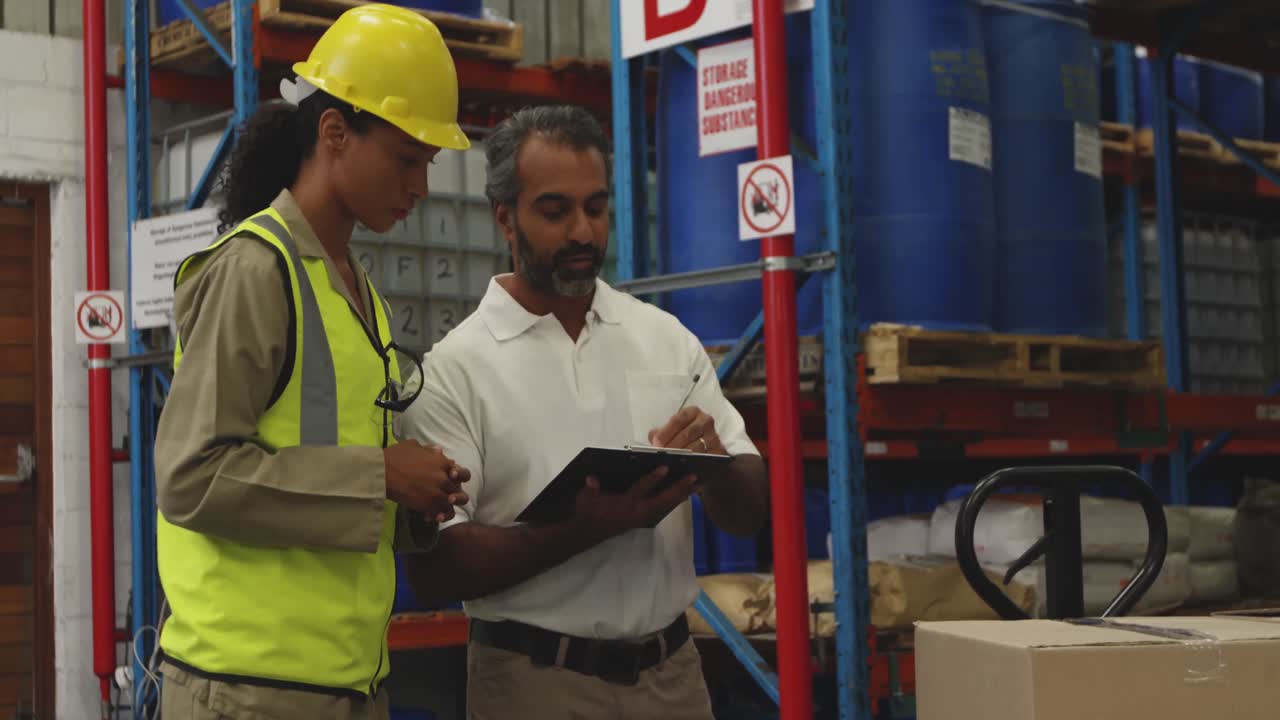 trabajadores interactuando en un almacén