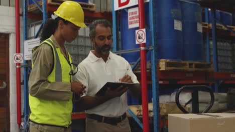 Workers-interacting-in-a-warehouse