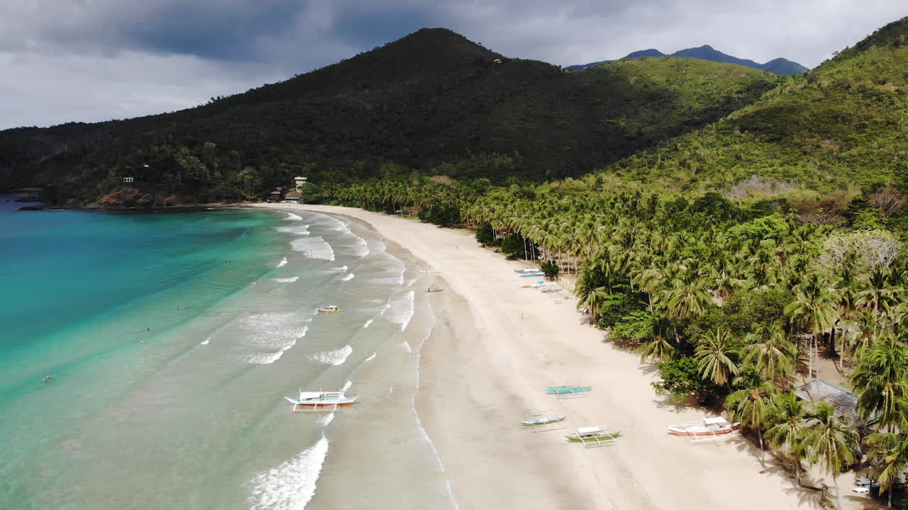 vista aérea de la playa tropical en la isla bulog dos, filipinas-1