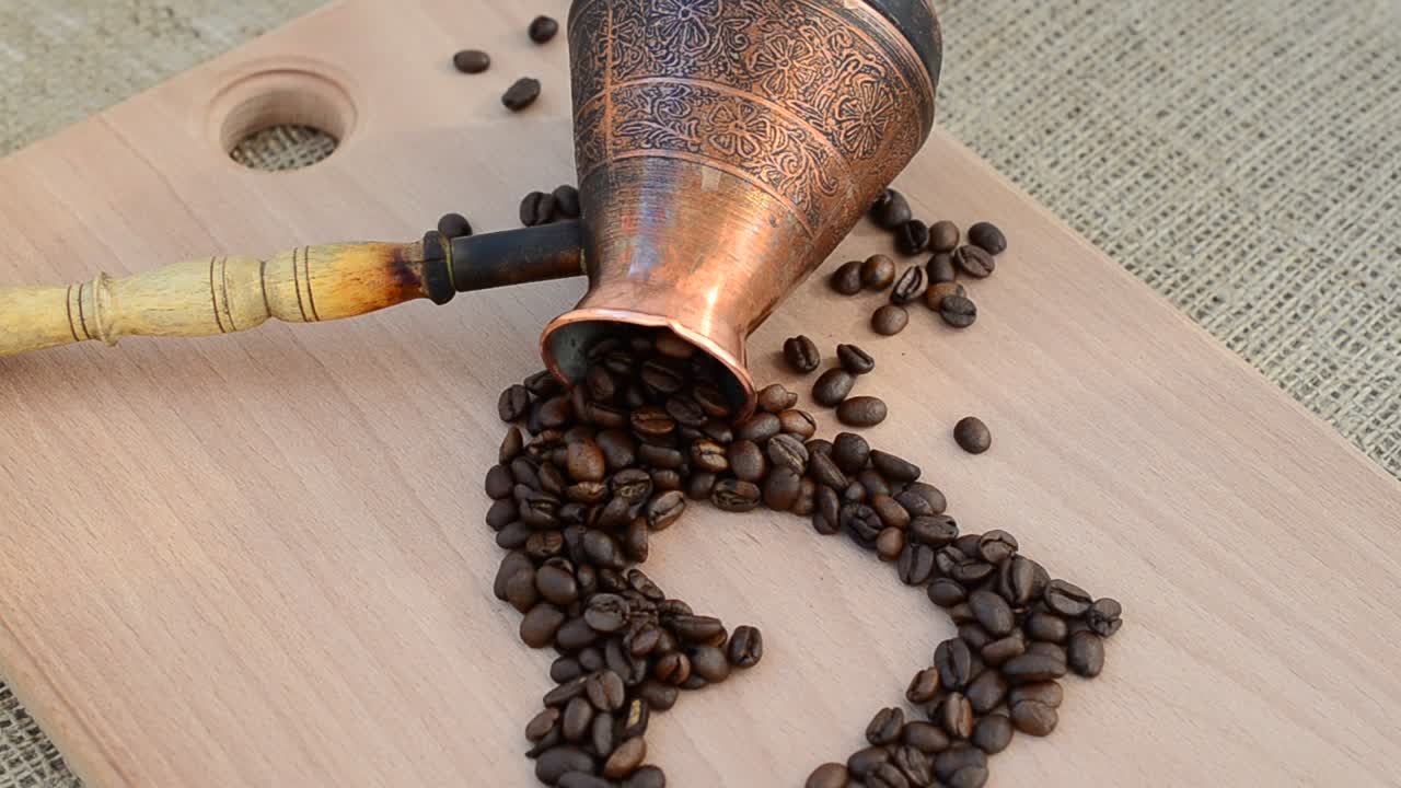 Granos de café en forma de corazón. Bodegón de café.