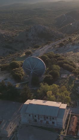 estación de comunicaciones por satélite abandonada en terreno montañoso