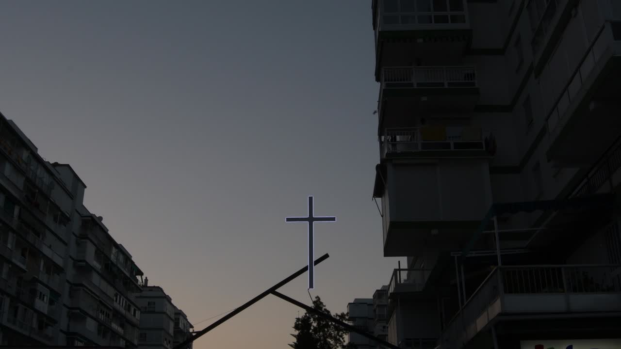 해가 지면 빛나는 십자가