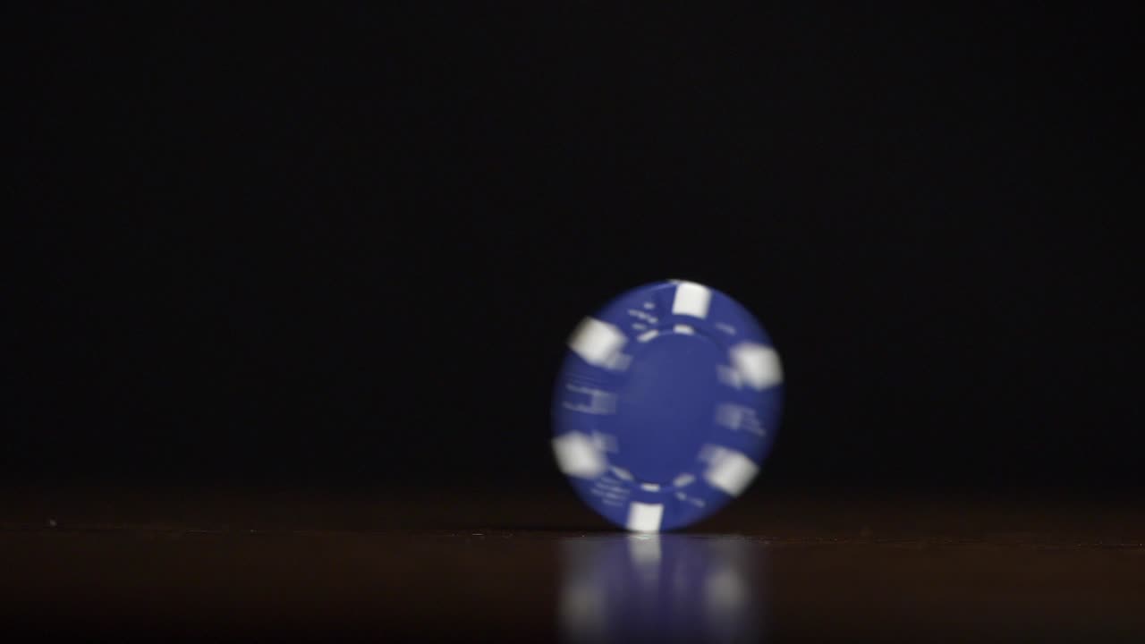 Roterende blå pokerchip