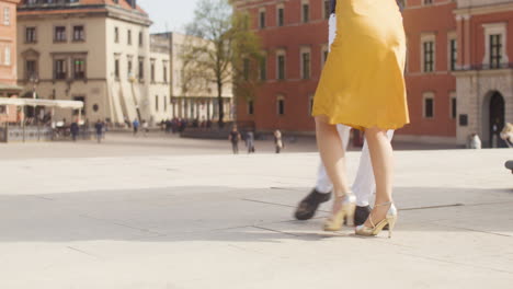 cerca de una pareja irreconocible bailando salsa en la calle del casco antiguo