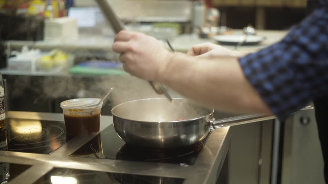 chef cocinando en una cocina comercial
