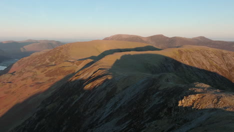 Alte-Cumbria-Berge,-Die-In-Die-Morgensonne-Getaucht-Sind