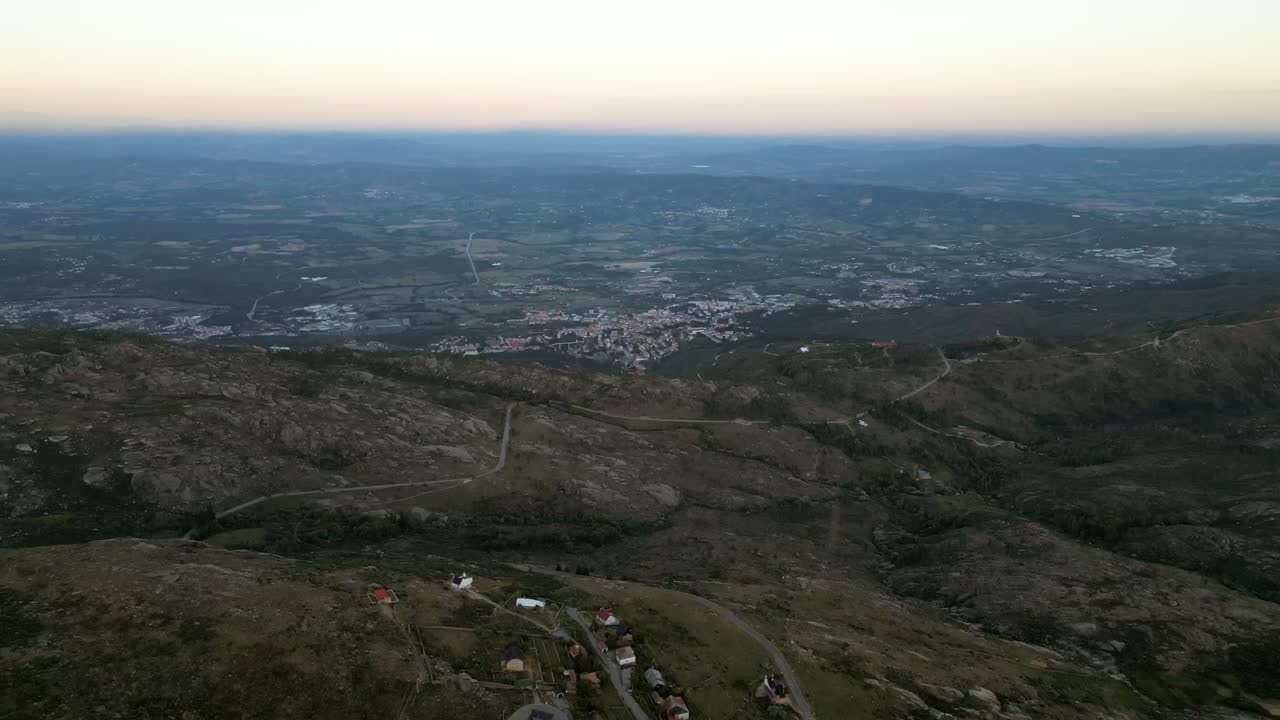 la fotografía aérea captura el paisaje de las casas comunitarias portuguesas y sus carreteras estrechas